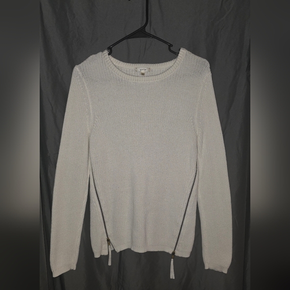 Elegant White Sweater - Picture 1 of 4